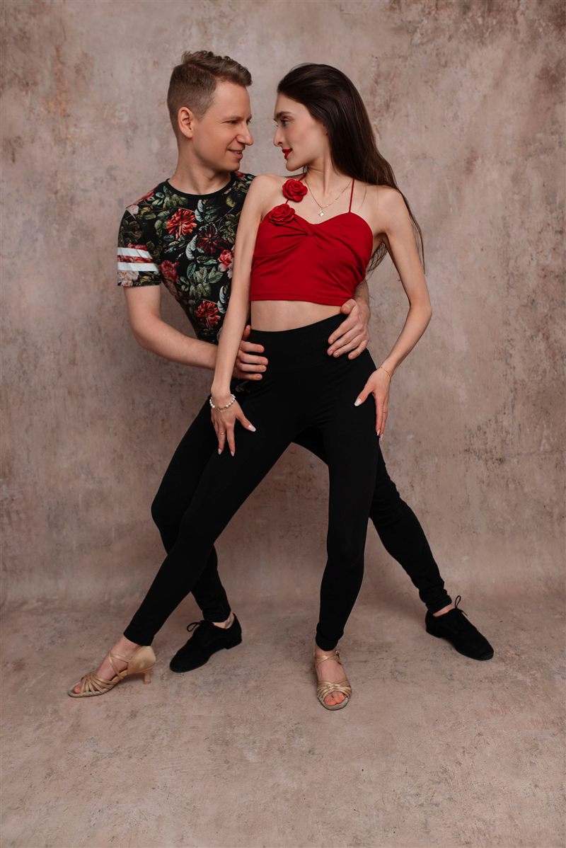 Andrzej i Anna w tanecznej pozie bachaty — kadr z sesji Bachata Gdynia