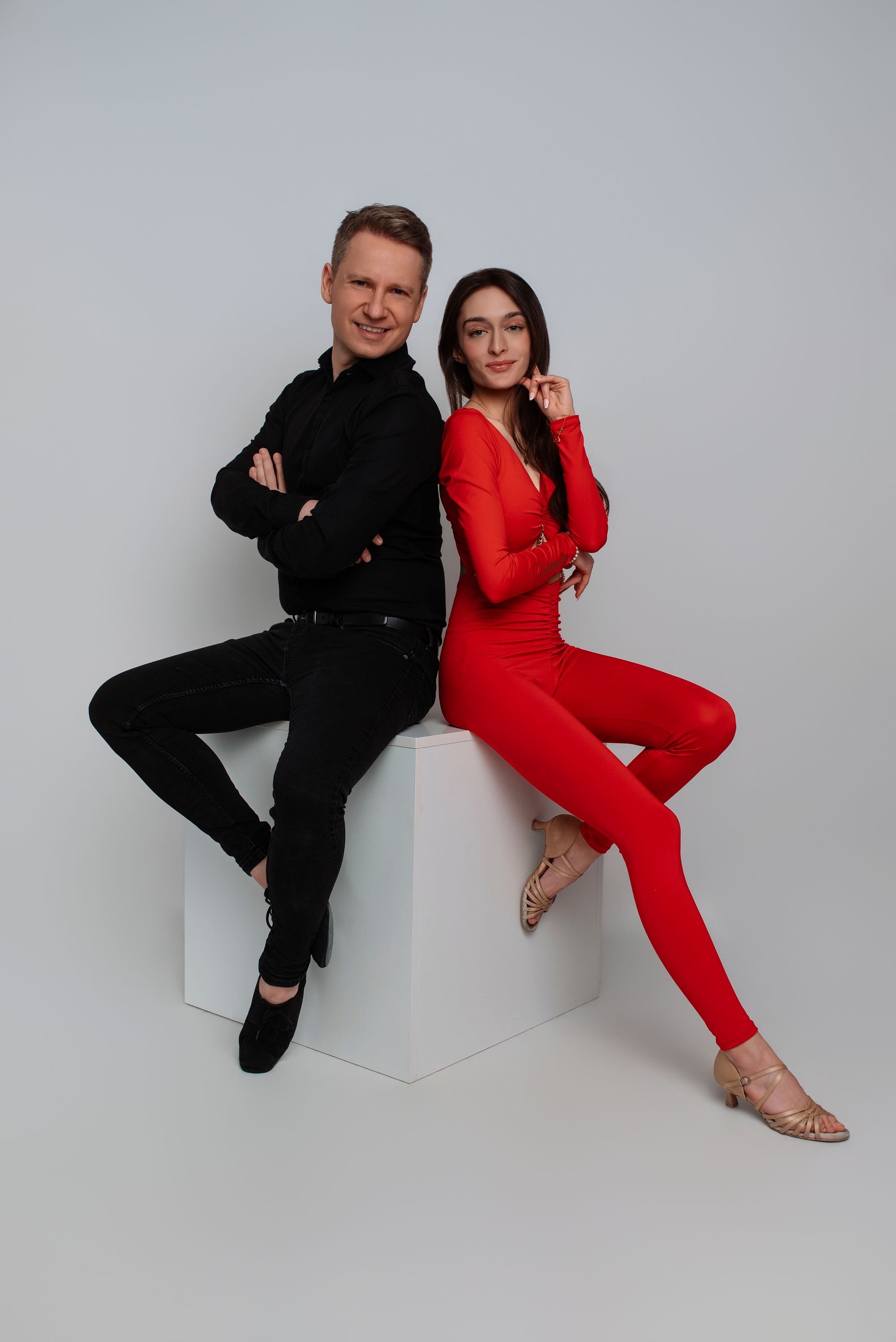 Andrzej i Anna — instruktorzy Bachata Śląska — w tanecznej pozie: on w czerni, ona w czerwieni